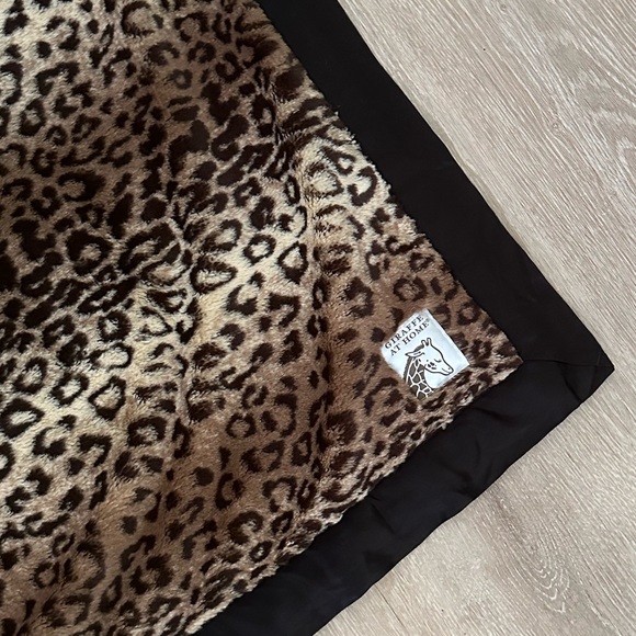 GIRAFFE AT HOME leopard throw blanket - Picture 8 of 8